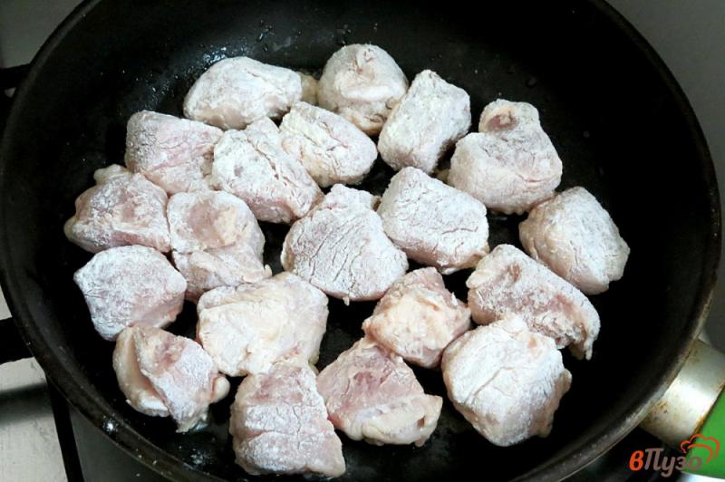 Фото приготовление рецепта: Свинина тушёная с луком шаг №5