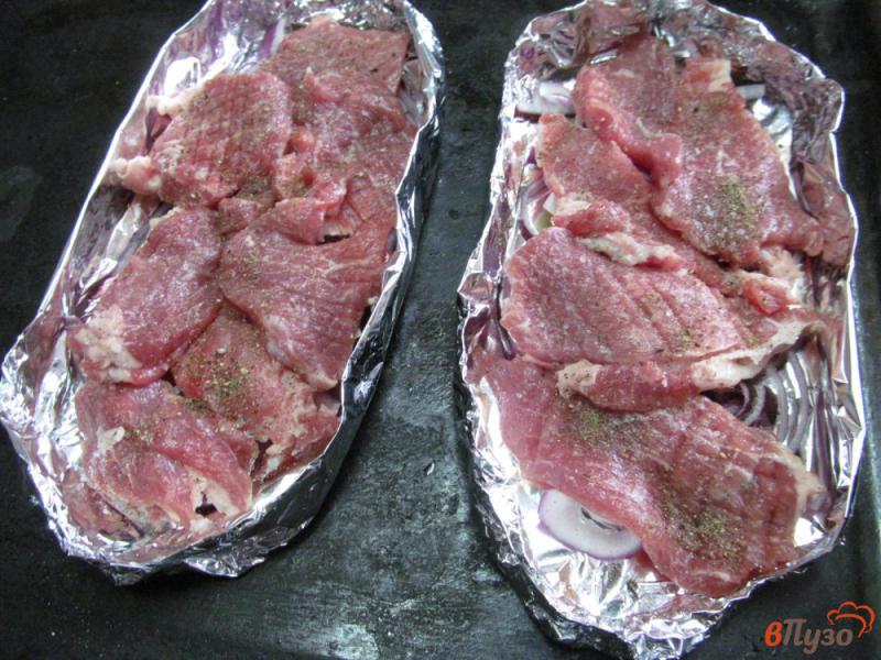 Фото приготовление рецепта: Запеченной мясо свинины под шубой шаг №3