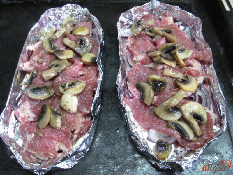 Фото приготовление рецепта: Запеченной мясо свинины под шубой шаг №4