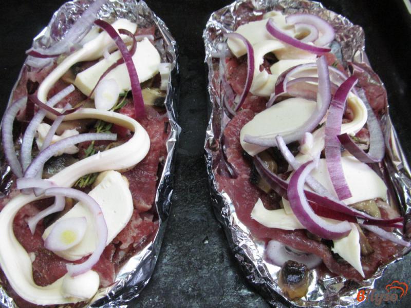 Фото приготовление рецепта: Запеченной мясо свинины под шубой шаг №6