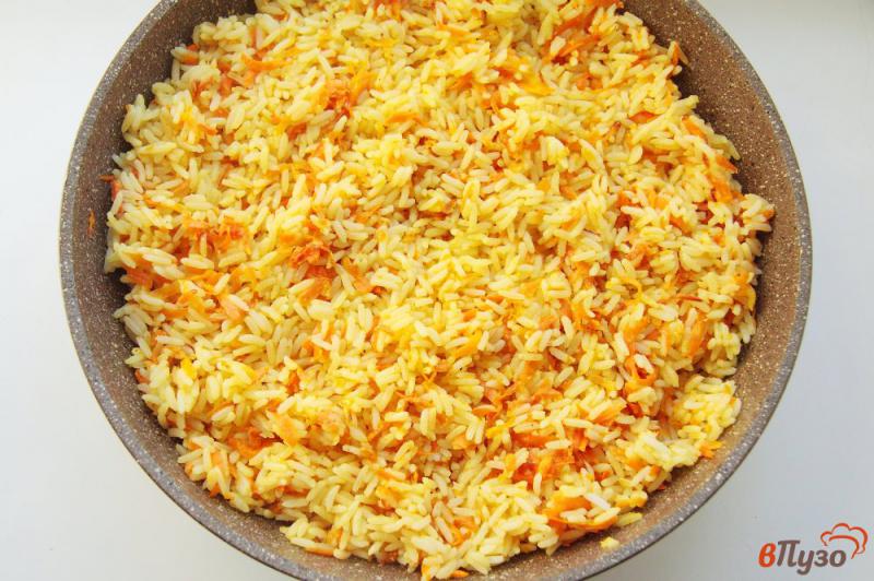 Фото приготовление рецепта: Рис с карри и морковью шаг №4