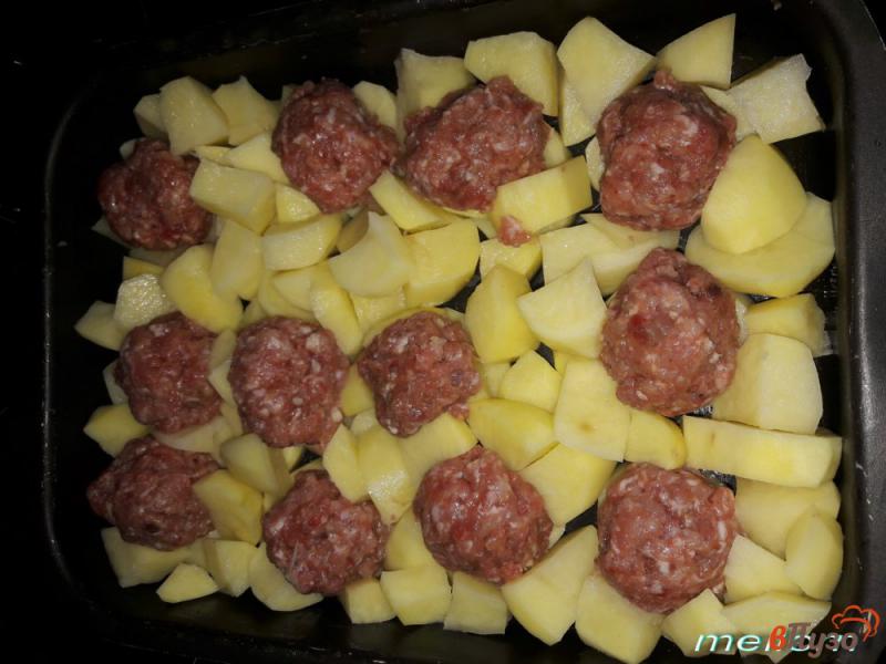 Фото приготовление рецепта: Тефтели, запеченные с картофелем под сырной корочкой шаг №1