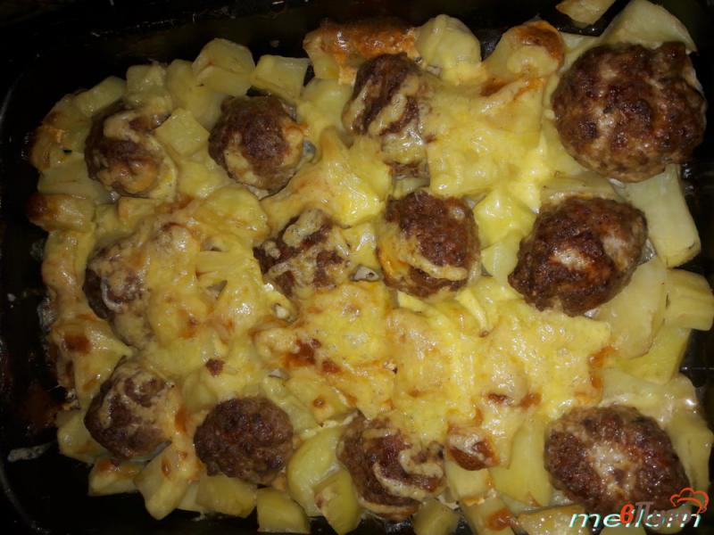 Фото приготовление рецепта: Тефтели, запеченные с картофелем под сырной корочкой шаг №3