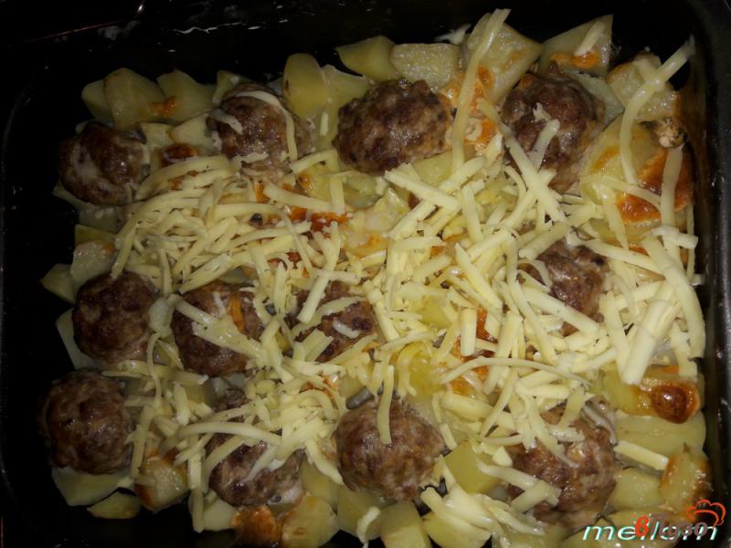 Фото приготовление рецепта: Тефтели, запеченные с картофелем под сырной корочкой шаг №2