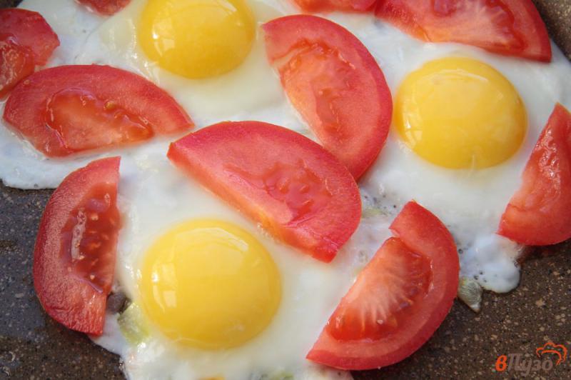 Фото приготовление рецепта: Яичница с помидорами и сыром шаг №3