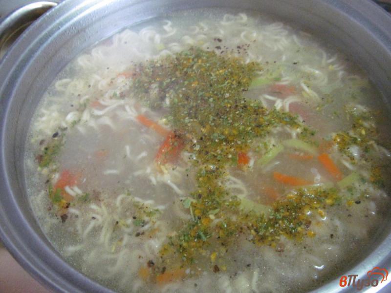 Фото приготовление рецепта: Суп с фрикадельками и мивиной шаг №5