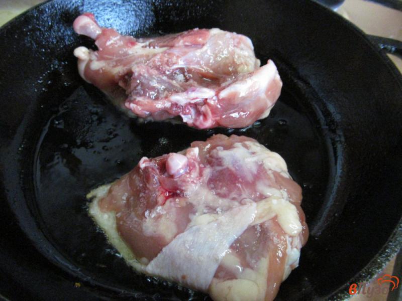 Фото приготовление рецепта: Куриные бедра тушеные с овощами и фасолью шаг №1
