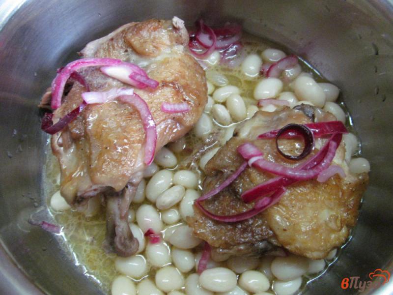 Фото приготовление рецепта: Куриные бедра тушеные с овощами и фасолью шаг №2