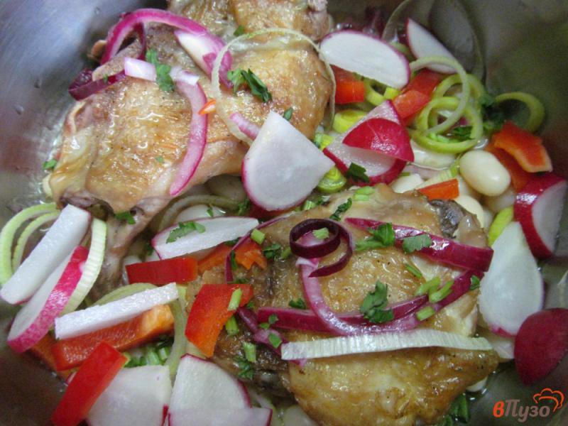 Фото приготовление рецепта: Куриные бедра тушеные с овощами и фасолью шаг №4