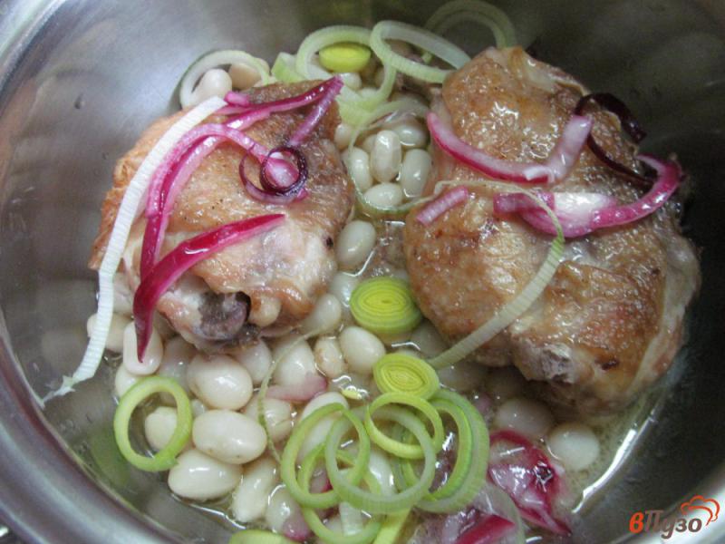 Фото приготовление рецепта: Куриные бедра тушеные с овощами и фасолью шаг №3