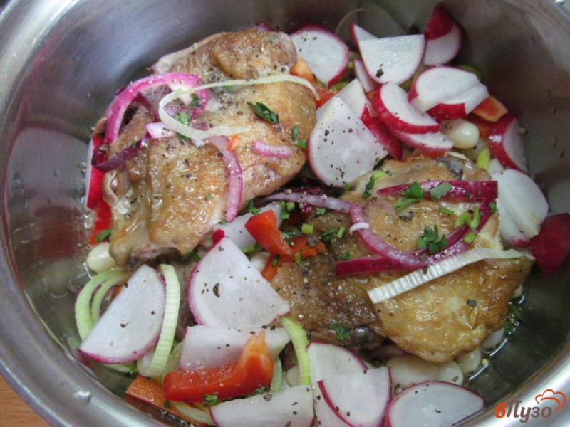 Фото приготовление рецепта: Куриные бедра тушеные с овощами и фасолью шаг №5