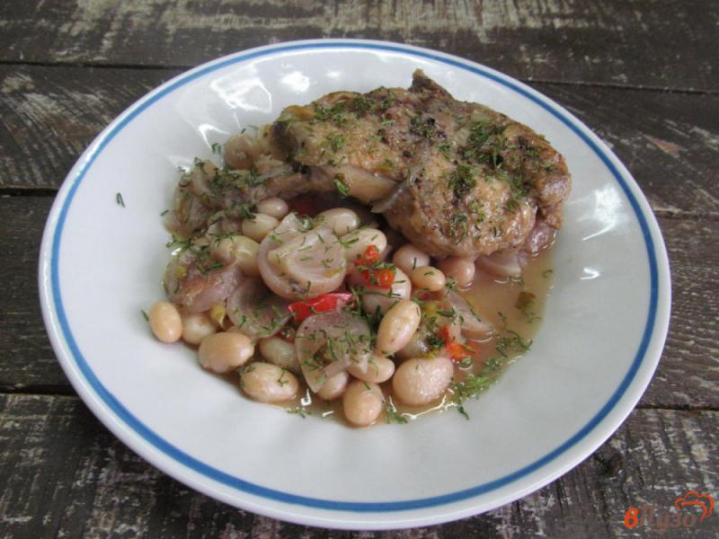 Фото приготовление рецепта: Куриные бедра тушеные с овощами и фасолью шаг №6