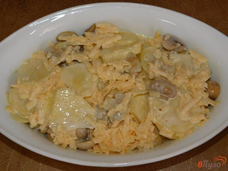 Фото приготовление рецепта: Запеченный картофель с грибами в сливках шаг №4