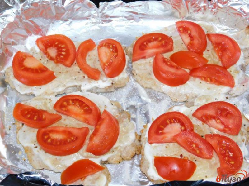 Фото приготовление рецепта: Отбивные с помидорами и сыром шаг №3
