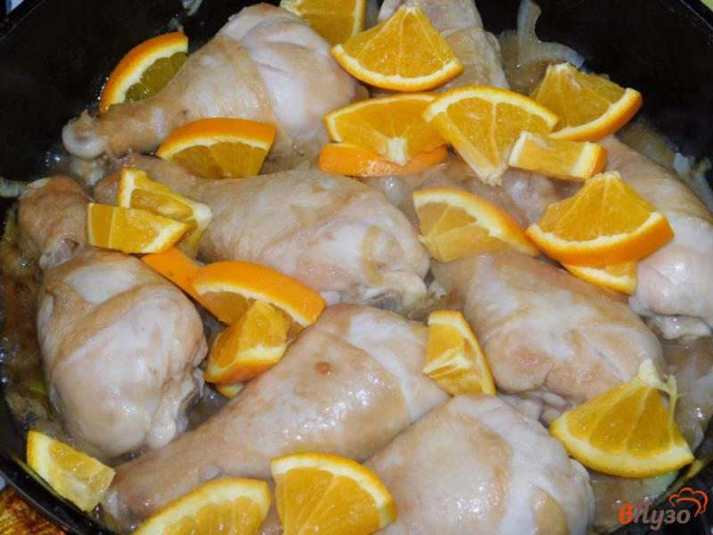 Фото приготовление рецепта: Куриные ножки с соевым соусом и апельсинами шаг №3