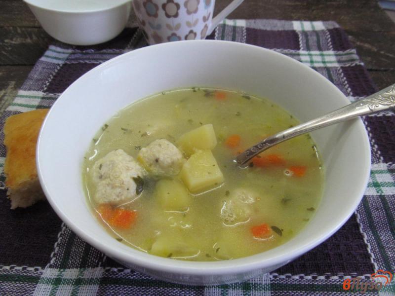 Фото приготовление рецепта: Суп с кабачком и фрикадельками из курицы шаг №6