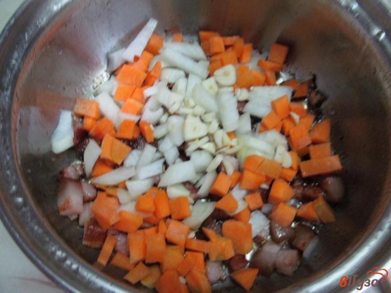 Фото приготовление рецепта: Тушеный картофель на беконе шаг №2