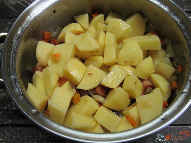 Фото приготовление рецепта: Тушеный картофель на беконе шаг №3