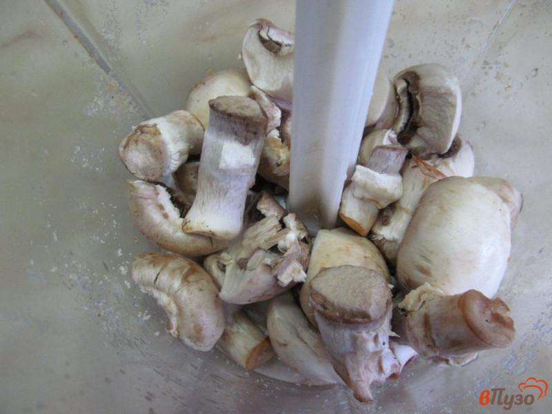Фото приготовление рецепта: Свинина с грибами и сыром в тесте шаг №3