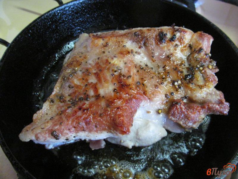 Фото приготовление рецепта: Свинина с грибами и сыром в тесте шаг №2