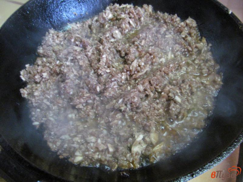Фото приготовление рецепта: Свинина с грибами и сыром в тесте шаг №4