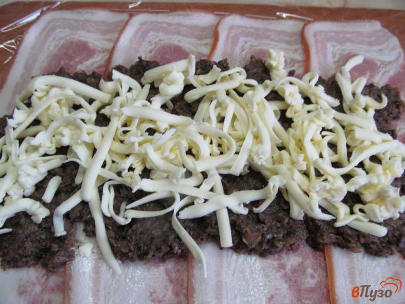 Фото приготовление рецепта: Свинина с грибами и сыром в тесте шаг №6
