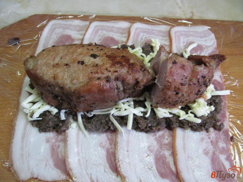 Фото приготовление рецепта: Свинина с грибами и сыром в тесте шаг №7