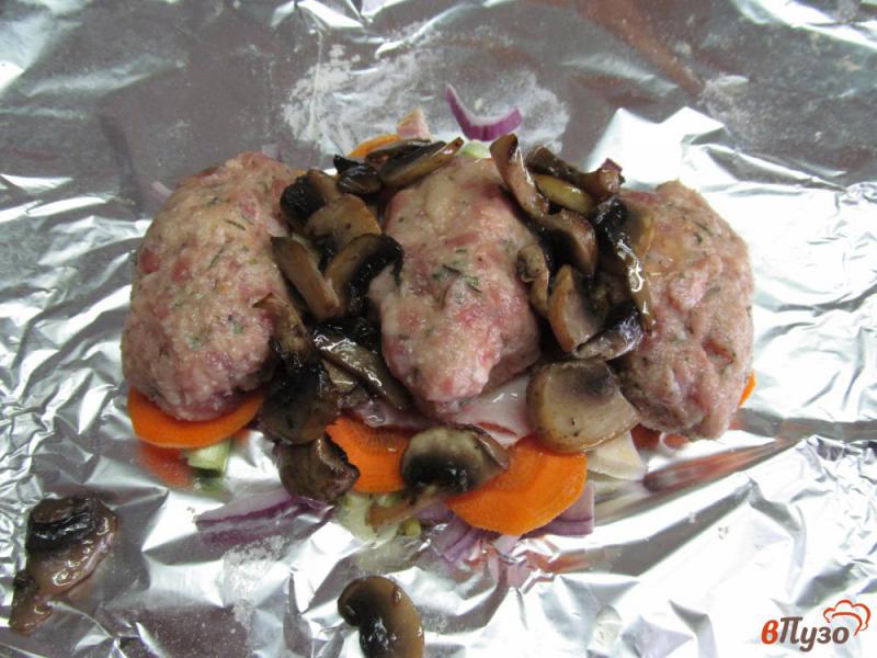 Фото приготовление рецепта: Мясные колбаски с грибами и сыром в фольге шаг №4