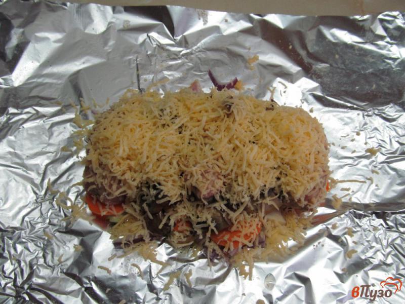 Фото приготовление рецепта: Мясные колбаски с грибами и сыром в фольге шаг №5