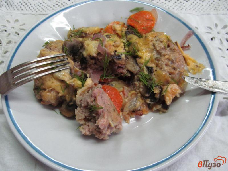 Фото приготовление рецепта: Мясные колбаски с грибами и сыром в фольге шаг №6