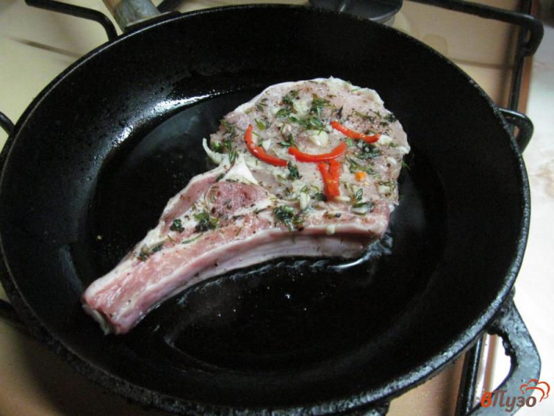 Фото приготовление рецепта: Свиной стейк с жареным кабачком и маринованным редисом шаг №2
