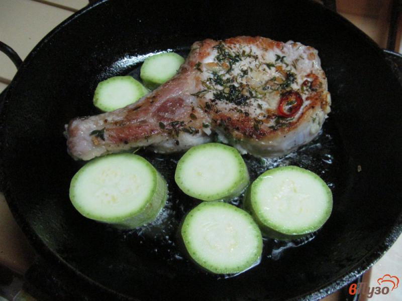 Фото приготовление рецепта: Свиной стейк с жареным кабачком и маринованным редисом шаг №3