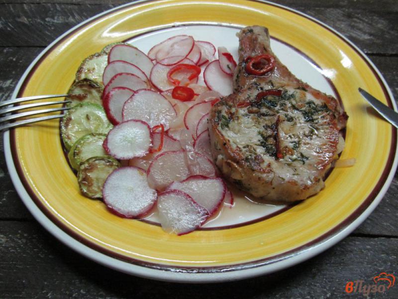 Фото приготовление рецепта: Свиной стейк с жареным кабачком и маринованным редисом шаг №6