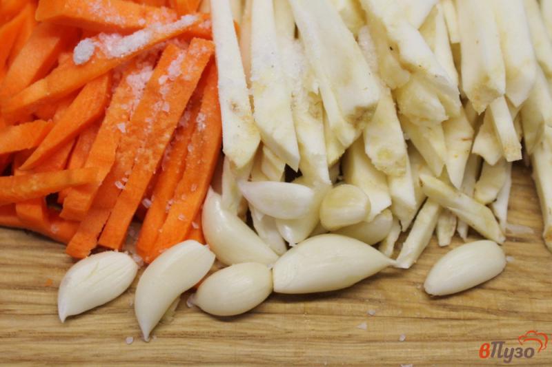 Фото приготовление рецепта: Ошеек с морковкой, чесноком и сельдереем шаг №2
