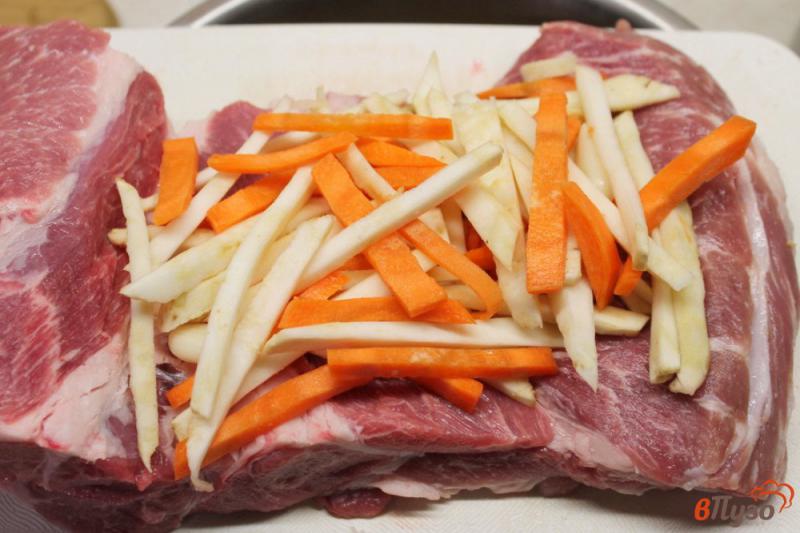 Фото приготовление рецепта: Ошеек с морковкой, чесноком и сельдереем шаг №5