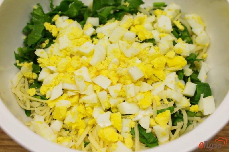 Фото приготовление рецепта: Салат с черемшой, мягким сыром и яйцом шаг №4