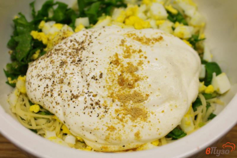 Фото приготовление рецепта: Салат с черемшой, мягким сыром и яйцом шаг №5