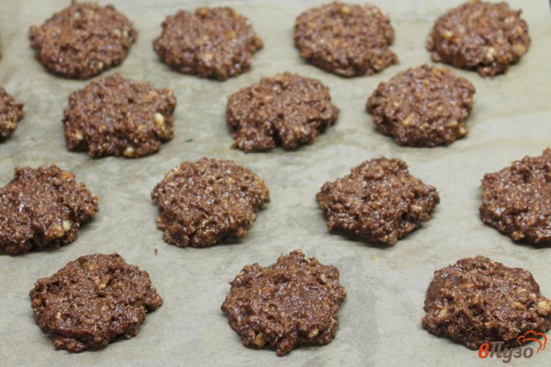 Фото приготовление рецепта: Овсяное печенье на подсолнечном масле с орехами и какао шаг №6