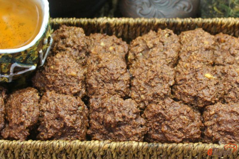 Фото приготовление рецепта: Овсяное печенье на подсолнечном масле с орехами и какао шаг №7