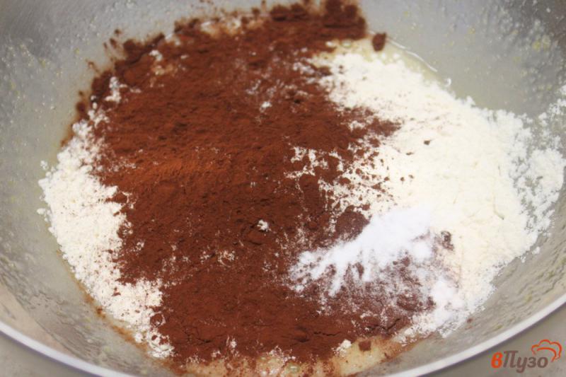 Фото приготовление рецепта: Шоколадный пирог с вишней шаг №4