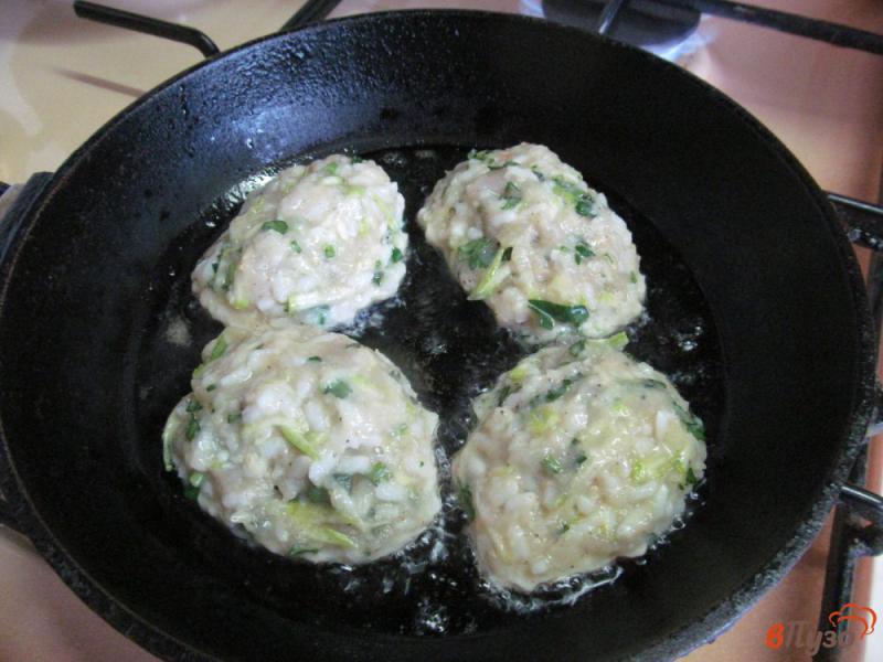 Фото приготовление рецепта: Куриные котлеты с рисом и кабачком шаг №4