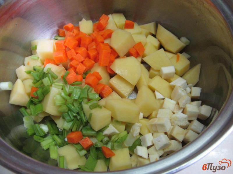 Фото приготовление рецепта: Овощной суп с фунчозой и фрикадельками шаг №5