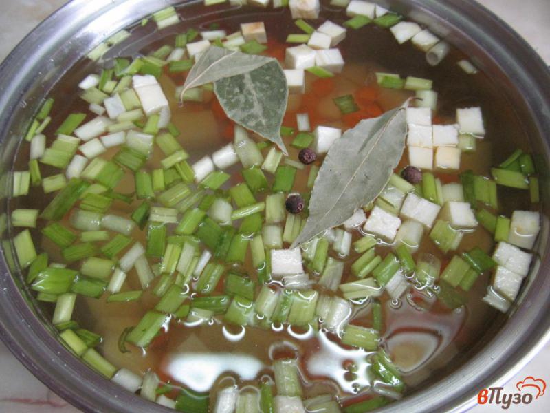 Фото приготовление рецепта: Овощной суп с фунчозой и фрикадельками шаг №6
