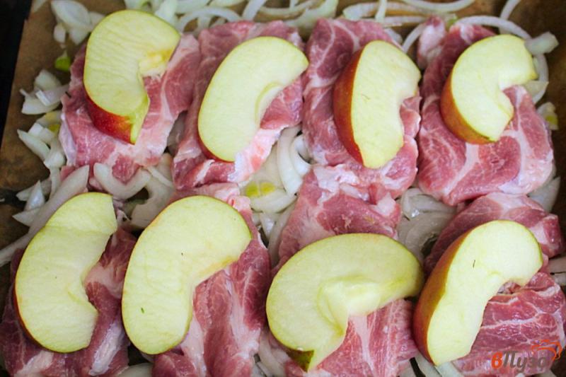 Фото приготовление рецепта: Ошеек с яблоком в духовке шаг №4
