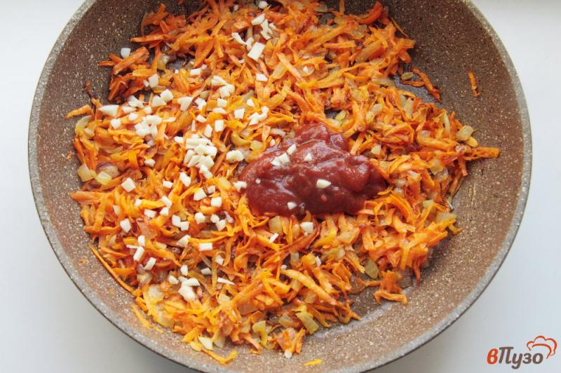 Фото приготовление рецепта: Тефтели с гречкой в томатном соусе шаг №6