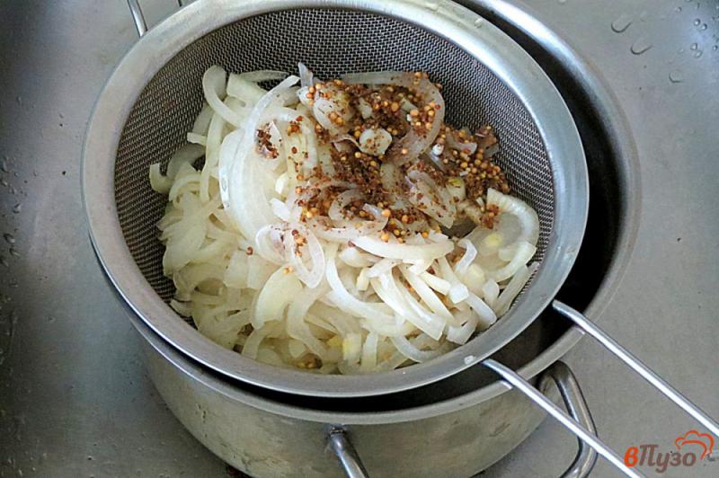 Фото приготовление рецепта: Салат из маринованного лука шаг №5