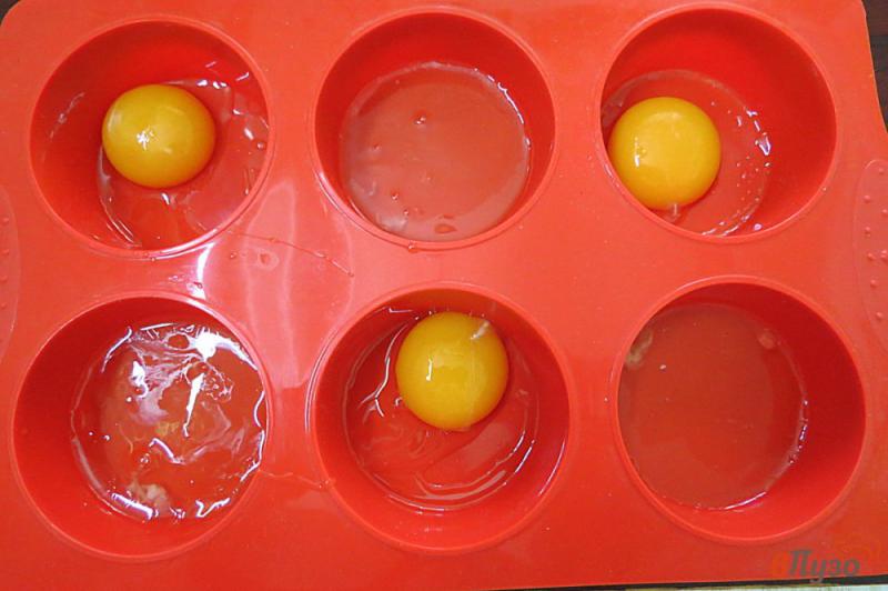Фото приготовление рецепта: Яйца фаршированные необычно шаг №2