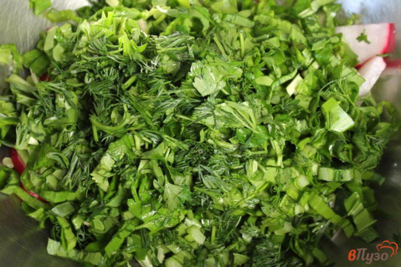 Фото приготовление рецепта: Салат из редиса с зеленью и сыром шаг №4