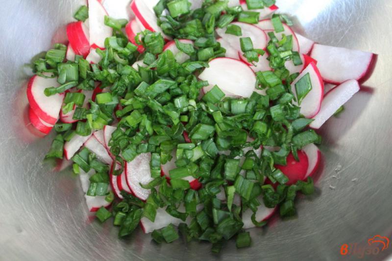 Фото приготовление рецепта: Салат из редиса с зеленью и сыром шаг №2