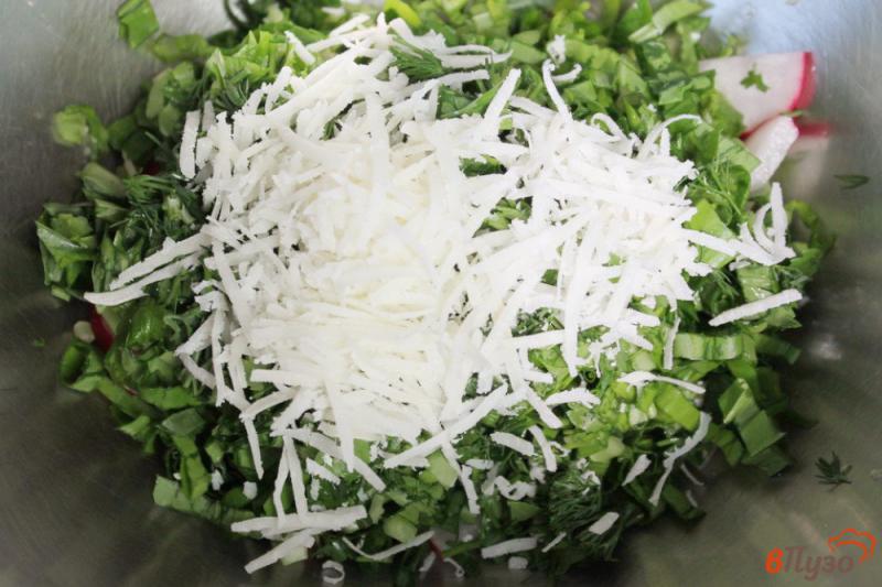 Фото приготовление рецепта: Салат из редиса с зеленью и сыром шаг №5
